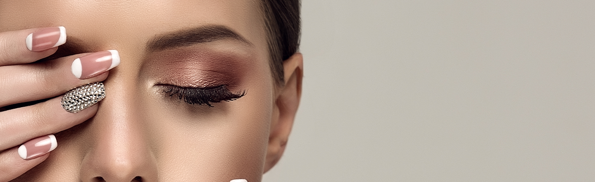 pessoa mostrando as unhas na altura dos olhos