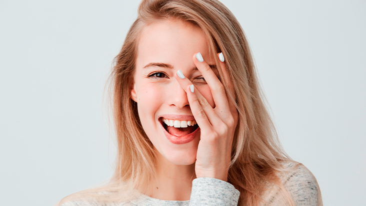 noiva com unhas pintadas cinza