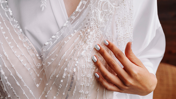 noiva com unhas pintadas cinza